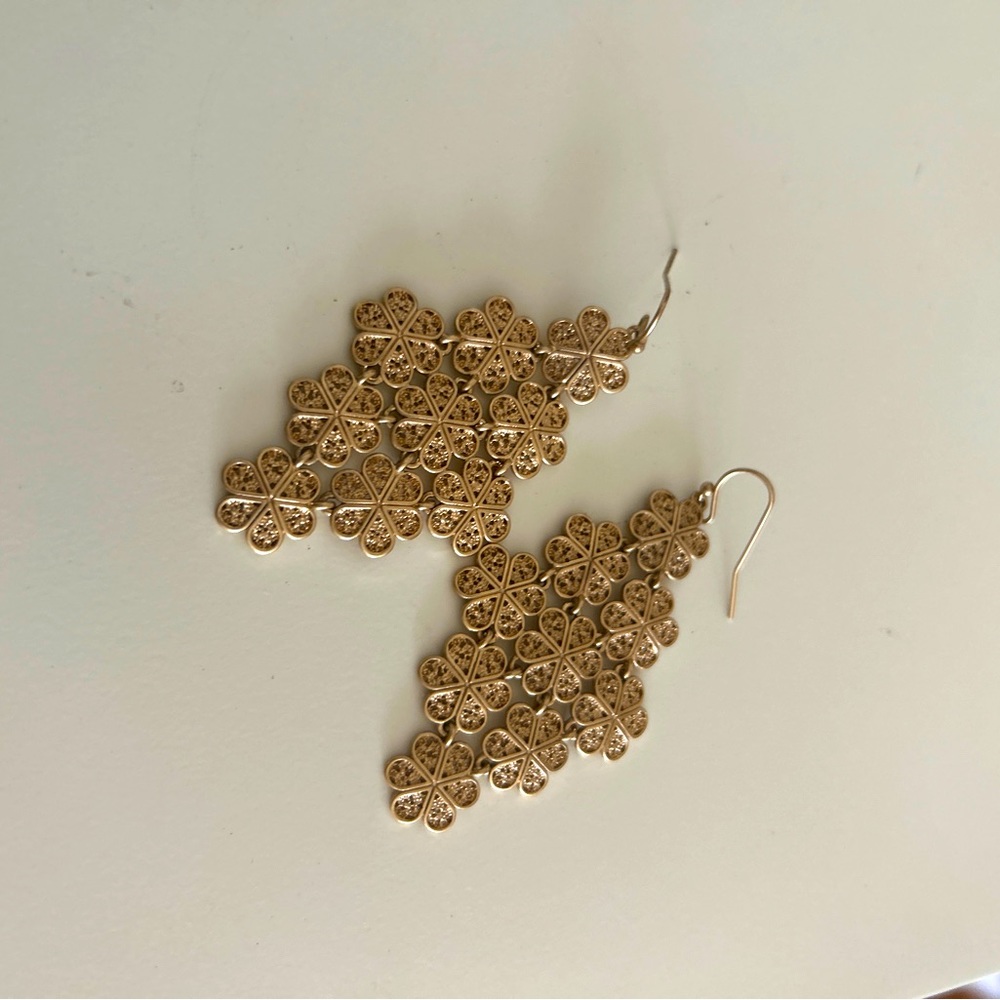 Stella and dot filigree chandelier earrings